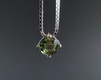 Colgante de moldavita auténtica de 4 mm en plata de ley, joyería de moldavita checa, collar con colgante de moldavita auténtica, certificado.