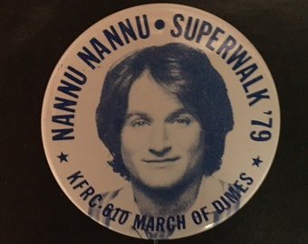 ROBIN WILLIAMS Nannu Nannu Superwalk '79 KFRC Radio March of Dimes button pinback Television Mork from Ork San Francisco charity