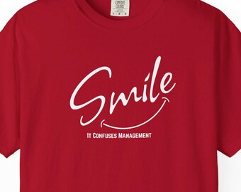 Camiseta de gestión "Smile It Confused" / Camiseta gráfica minimalista y sarcástica / Camiseta con humor laboral para la vida en la oficina y el comercio minorista