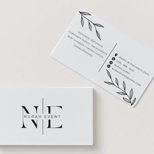 Puede incluir: Dos tarjetas de visita blancas con texto negro y un diseño minimalista. Una tarjeta muestra el logotipo "NURAH EVENT" y la otra enumera servicios como bodas y cumpleaños, información de contacto y una ilustración floral.