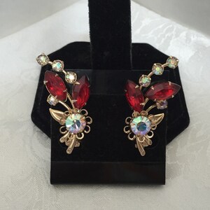 Vintage czerwone i Aurora Borealis klip Rhinestone na kolczyki