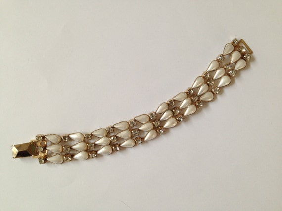 Leru Rhinestone and White Teardrop Cabochon Bracelet Vintage