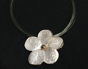 Blumenbrosche Silber Gold Trim auf Multi-Strang Silber Halskette Kette schöne Halskette Sommer