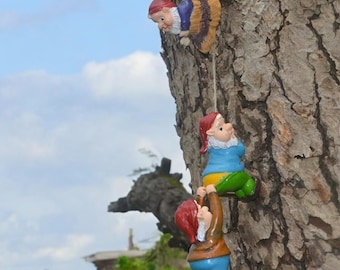 Scultura da giardino in poliresina con volto di gnomo rampicante