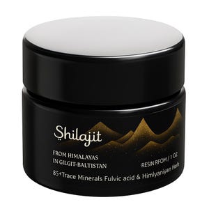 Può includere: Un barattolo nero con coperchio bianco, etichettato "Shilajit". Il testo sul barattolo recita "From Himalayas in Gilgit-Baltistan" e "85+Trace Minerals Fulvic acid & Himlyaniyan Herb". Il barattolo contiene 28 grammi di resina.