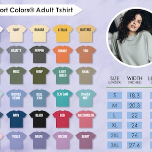 Puede incluir: Una exhibici&oacute;n de camisetas para adultos Comfort Colors en varios colores, incluyendo blanco, marfil y pl&aacute;tano. La imagen incluye una tabla de tallas con medidas en pulgadas, y una mujer con una camiseta verde claro.