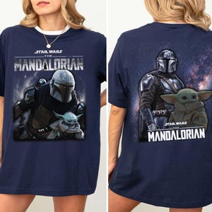 Puede incluir: Camiseta azul marino con un gr&aacute;fico de The Mandalorian y Grogu de Star Wars. La parte delantera de la camiseta muestra a los personajes con el logotipo de la serie. La parte trasera de la camiseta tambi&eacute;n presenta a los personajes y el logotipo.
