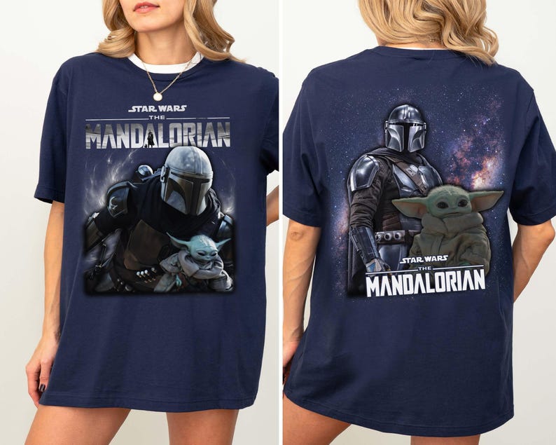 Puede incluir: Camiseta azul marino con un gr&aacute;fico de The Mandalorian y Grogu de Star Wars. La parte delantera de la camiseta muestra a los personajes con el logotipo de la serie. La parte trasera de la camiseta tambi&eacute;n presenta a los personajes y el logotipo.