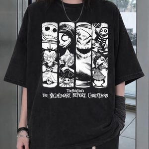 Peut inclure: Un t-shirt noir &agrave; manches courtes avec une impression graphique blanche repr&eacute;sentant des personnages de Tim Burton's The Nightmare Before Christmas. Le motif se compose de quatre panneaux verticaux avec divers personnages et le titre du film.