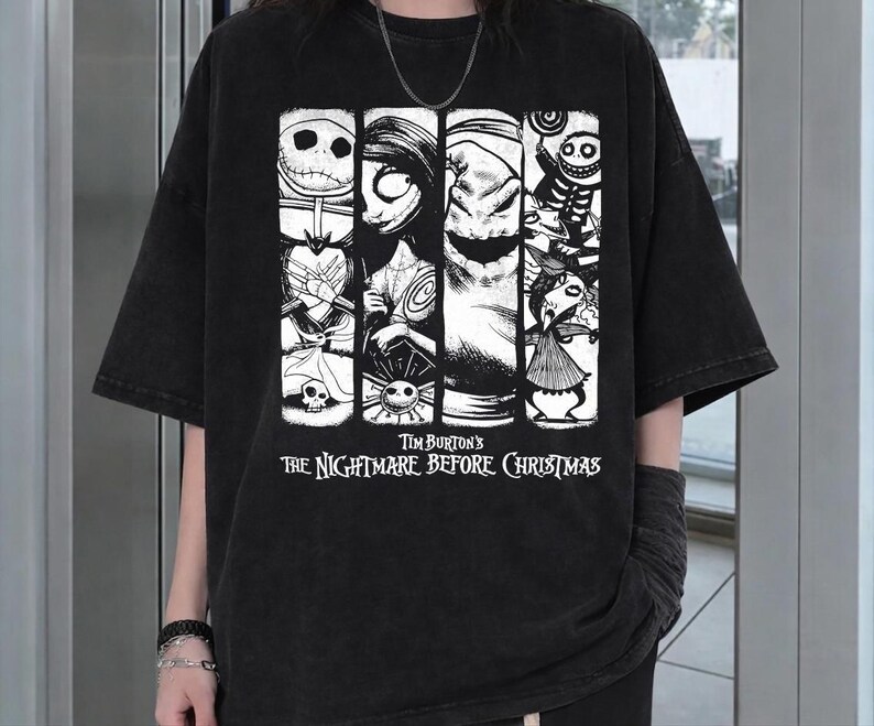 Peut inclure: Un t-shirt noir &agrave; manches courtes avec une impression graphique blanche repr&eacute;sentant des personnages de Tim Burton's The Nightmare Before Christmas. Le motif se compose de quatre panneaux verticaux avec divers personnages et le titre du film.