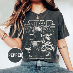 Puede incluir: Una taza de cer&aacute;mica blanca con asa negra y el texto "But First, Coffee" en negro y negrita. La taza est&aacute; sobre una superficie blanca.