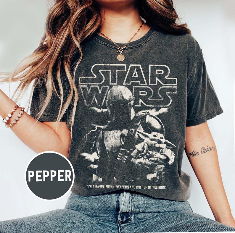 Puede incluir: Una taza de cer&aacute;mica blanca con asa negra y el texto "But First, Coffee" en negro y negrita. La taza est&aacute; sobre una superficie blanca.