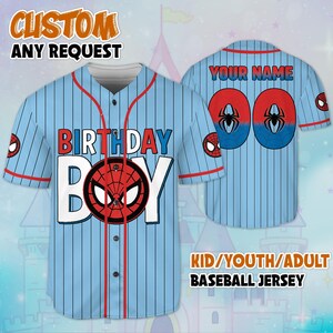 Puede incluir: Camiseta de b&eacute;isbol azul claro con rayas verticales, ribetes rojos y cierre de botones. La parte delantera presenta el texto "BIRTHDAY BOY" con un gr&aacute;fico de Spider-Man. La parte trasera tiene el texto "YOUR NAME" y el n&uacute;mero "00".