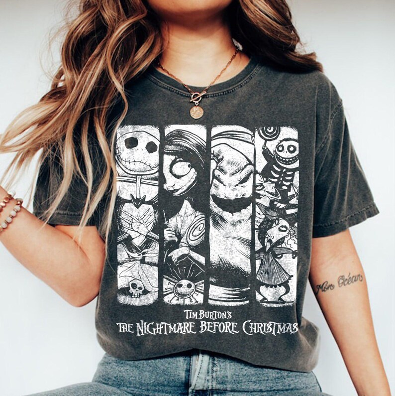 Peut inclure: Un t-shirt gris anthracite &agrave; manches courtes avec une impression graphique blanche repr&eacute;sentant des personnages de Tim Burton's The Nightmare Before Christmas. Le motif se compose de quatre panneaux verticaux avec le titre du film en dessous.