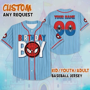 Puede incluir: Camiseta de b&eacute;isbol azul claro con rayas verticales, detalles rojos y tem&aacute;tica de Spider-Man. La parte delantera dice "BIRTHDAY BOY" con un gr&aacute;fico de Spider-Man. La parte trasera tiene "YOUR NAME" y el n&uacute;mero "90". Disponible en tallas para ni&ntilde;os, j&oacute;venes y adultos.