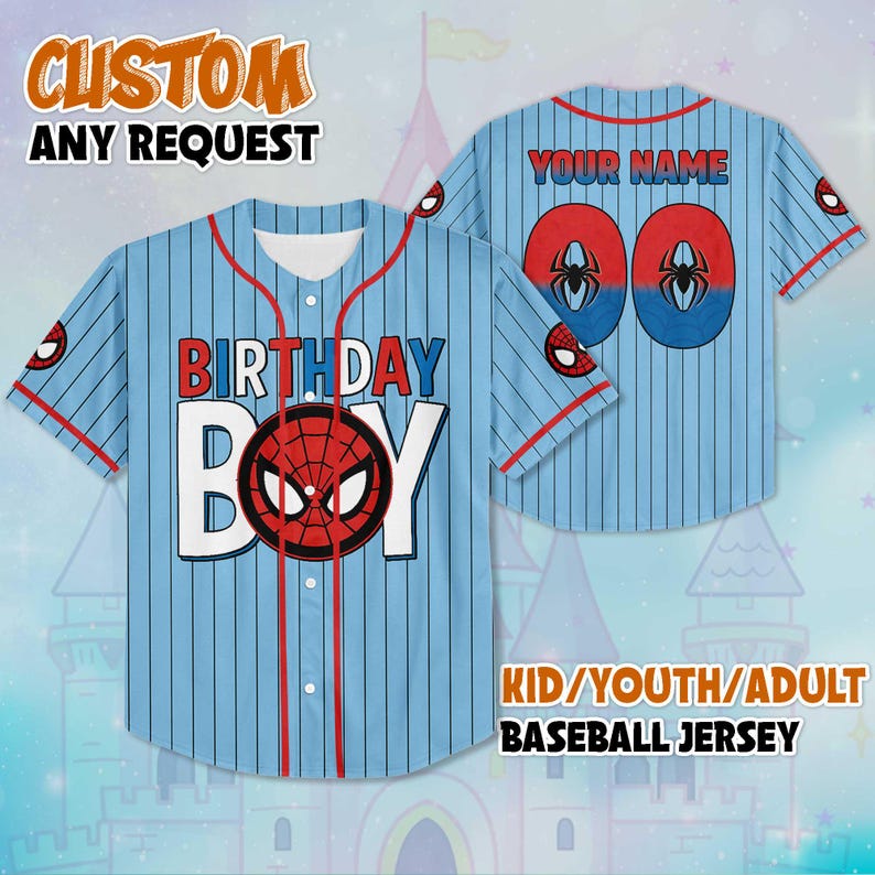 Puede incluir: Camiseta de b&eacute;isbol azul claro con rayas verticales, detalles rojos y tem&aacute;tica de Spider-Man. La parte delantera dice "BIRTHDAY BOY" con un gr&aacute;fico de Spider-Man. La parte trasera tiene "YOUR NAME" y el n&uacute;mero "90". Disponible en tallas para ni&ntilde;os, j&oacute;venes y adultos.