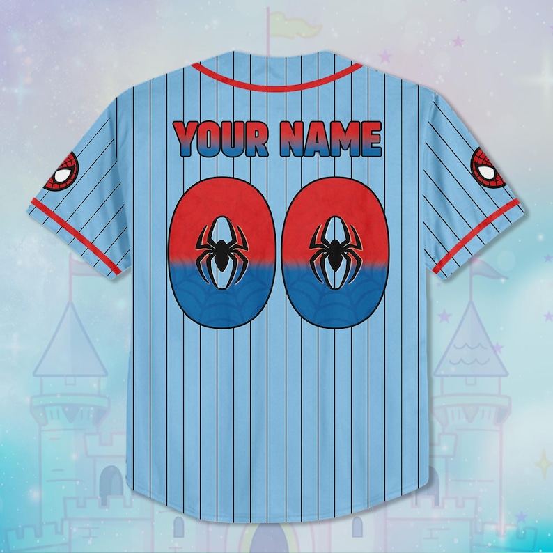 Puede incluir: Camiseta de b&eacute;isbol azul claro con detalles rojos y azules. La parte trasera presenta el texto "YOUR NAME" en rojo y azul, junto con dos c&iacute;rculos rojos y azules con un gr&aacute;fico de ara&ntilde;a y el n&uacute;mero "00". Logotipo de Spider-Man en las mangas.