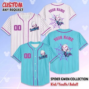 Puede incluir: Camisetas de b&eacute;isbol con rayas finas en blanco y turquesa, con el logotipo de Spider-Gwen y la opci&oacute;n de personalizar con un nombre y un n&uacute;mero. Las camisetas est&aacute;n disponibles en tallas para ni&ntilde;os, j&oacute;venes y adultos.