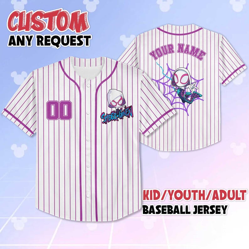 Puede incluir: Camiseta de b&eacute;isbol a rayas blancas y moradas con el texto "CUSTOM ANY REQUEST". La camiseta presenta el n&uacute;mero "00" y un gr&aacute;fico de Spider-Gwen. La parte posterior de la camiseta tiene el texto "YOUR NAME" y un gr&aacute;fico de Spider-Gwen. Tambi&eacute;n es visible el texto "KID/YOUTH/ADULT BASEBALL JERSEY".