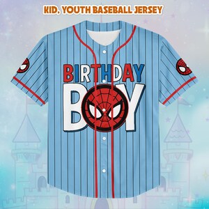 Puede incluir: Camiseta de b&eacute;isbol azul claro para ni&ntilde;os con rayas verticales y detalles rojos. La camiseta presenta el texto "BIRTHDAY BOY" con un gr&aacute;fico de Spider-Man. Las mangas tienen un logotipo de Spider-Man. La parte superior dice "KID, YOUTH BASEBALL JERSEY".