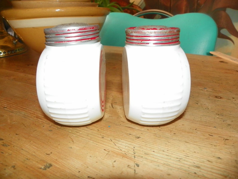 vintage 1940/'s Hocking glass white and red salt and pepper shakers