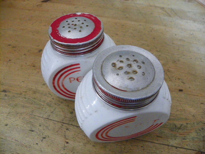 vintage 1940/'s Hocking glass white and red salt and pepper shakers