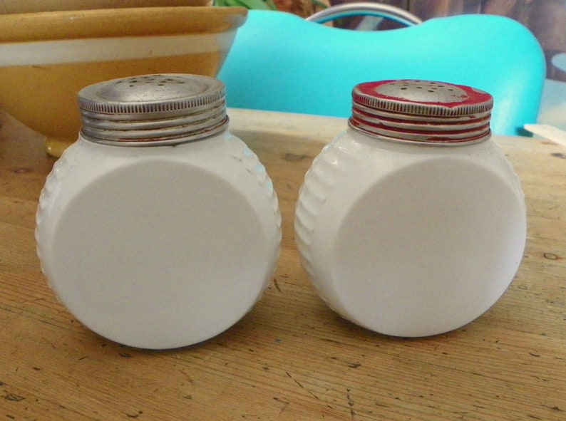 vintage 1940/'s Hocking glass white and red salt and pepper shakers