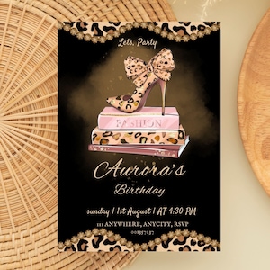 Op de afbeelding: Zwarte uitnodigingskaart met een luipaardprint. De kaart toont een pumps en een strik bovenop boeken, met het woord "FASHION" zichtbaar. De tekst "Aurora's Birthday" en feestdetails zijn ook opgenomen.