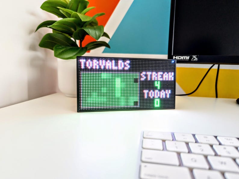 K&ouml;nnte beinhalten: Ein Set aus drei Keramikbechern mit gesprenkelter, matter Oberfl&auml;che. Die Becher sind in Creme-, Hellgrau- und Dunkelgraut&ouml;nen gehalten. Jeder Becher hat ein schlichtes, minimalistisches Design, ideal f&uuml;r Kaffee oder Tee.