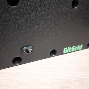 K&ouml;nnte beinhalten: Ein Set aus drei Keramikbechern mit gesprenkelter, matter Oberfl&auml;che. Die Becher sind in den Farbt&ouml;nen Creme, Hellgrau und Dunkelgrau gehalten. Jeder Becher hat ein schlichtes, minimalistisches Design, perfekt f&uuml;r Kaffee oder Tee.