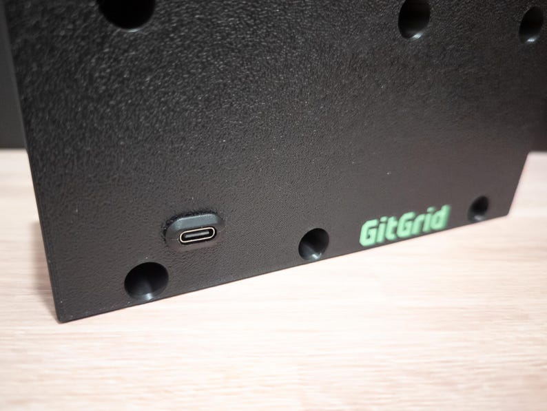 K&ouml;nnte beinhalten: Ein Set aus drei Keramikbechern mit gesprenkelter, matter Oberfl&auml;che. Die Becher sind in den Farbt&ouml;nen Creme, Hellgrau und Dunkelgrau gehalten. Jeder Becher hat ein schlichtes, minimalistisches Design, perfekt f&uuml;r Kaffee oder Tee.