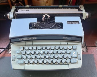Smith-Corona Coronamatic Coronet Super 12 Electric Schreibmaschine w / Case hellblau zweifarbig