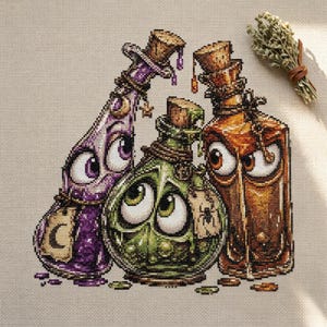Könnte beinhalten: Eine Kreuzstichstickerei mit drei anthropomorphen Glasflaschen mit Korkstopfen. Die violetten, grünen und orangefarbenen Flaschen haben große, ausdrucksstarke Augen, Etiketten mit Mond- und Spinnenmotiven und sind mit Bindfaden umwickelt.
