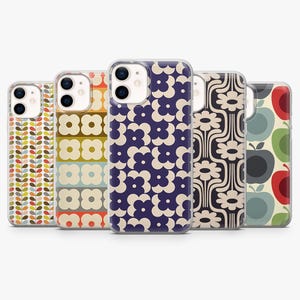 Puede incluir: Cinco fundas para teléfono con patrones retro. Los diseños incluyen motivos florales y de frutas en tonos naranja, azul, verde y marrón. Cada funda tiene un borde transparente, que permite ver la cámara y los botones del teléfono.