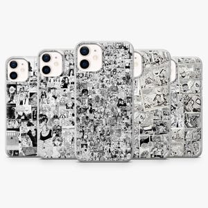 Op de afbeelding: Vijf transparante telefoonhoesjes met zwart-wit collage-ontwerpen. De ontwerpen bevatten stripboekpanelen en manga-illustraties. De hoesjes worden gepresenteerd tegen een effen witte achtergrond.