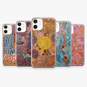 Puede incluir: Cinco fundas para teléfono con diseños abstractos y coloridos. Las fundas presentan una variedad de patrones, incluyendo remolinos, puntos y formas geométricas en tonos de azul, rojo, naranja y amarillo. Las fundas son de plástico transparente.