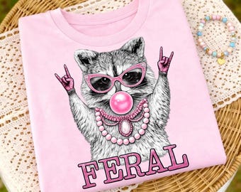 Mapache salvaje Png, Camisa de mapache PNG, Panda de basura Png, PNG popular, Frase de captura Png, Respetar a los lugareños Png, Png femenino, Png de tendencia