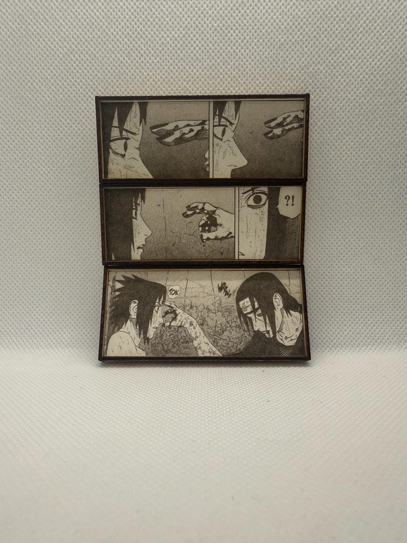 Peut inclure: Pr&eacute;sentoir en bois &agrave; trois niveaux avec des panneaux illustr&eacute;s en noir et blanc de manga. Les panneaux repr&eacute;sentent des sc&egrave;nes avec des personnages dans un r&eacute;cit dramatique, avec des bulles et des lignes d'action.