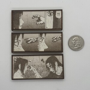 Peut inclure: Trois panneaux rectangulaires en bois avec des illustrations de style manga en tons s&eacute;pia. Les panneaux repr&eacute;sentent des sc&egrave;nes avec des personnages, des bulles de dialogue et des lignes d'action. Une pi&egrave;ce de monnaie am&eacute;ricaine est &agrave; c&ocirc;t&eacute; des panneaux pour la comparaison de taille.