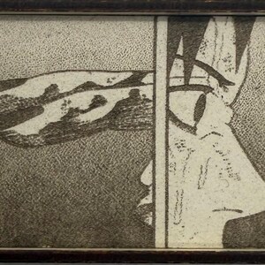 Peut inclure: Une &oelig;uvre d'art encadr&eacute;e, aux tons s&eacute;pia, pr&eacute;sentant une illustration stylis&eacute;e. L'image repr&eacute;sente un profil de visage avec un serpent et une main. L'&oelig;uvre est dans un cadre marron fonc&eacute;.