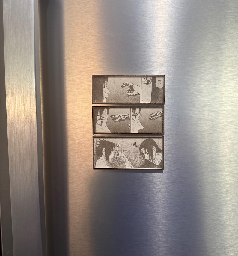Peut inclure: Trois aimants rectangulaires &agrave; cadres noirs, chacun affichant un panneau diff&eacute;rent d'un manga. Les panneaux sont en noir et blanc et repr&eacute;sentent des sc&egrave;nes de personnages dans un style manga dramatique. Les aimants sont fix&eacute;s sur une surface en acier inoxydable.