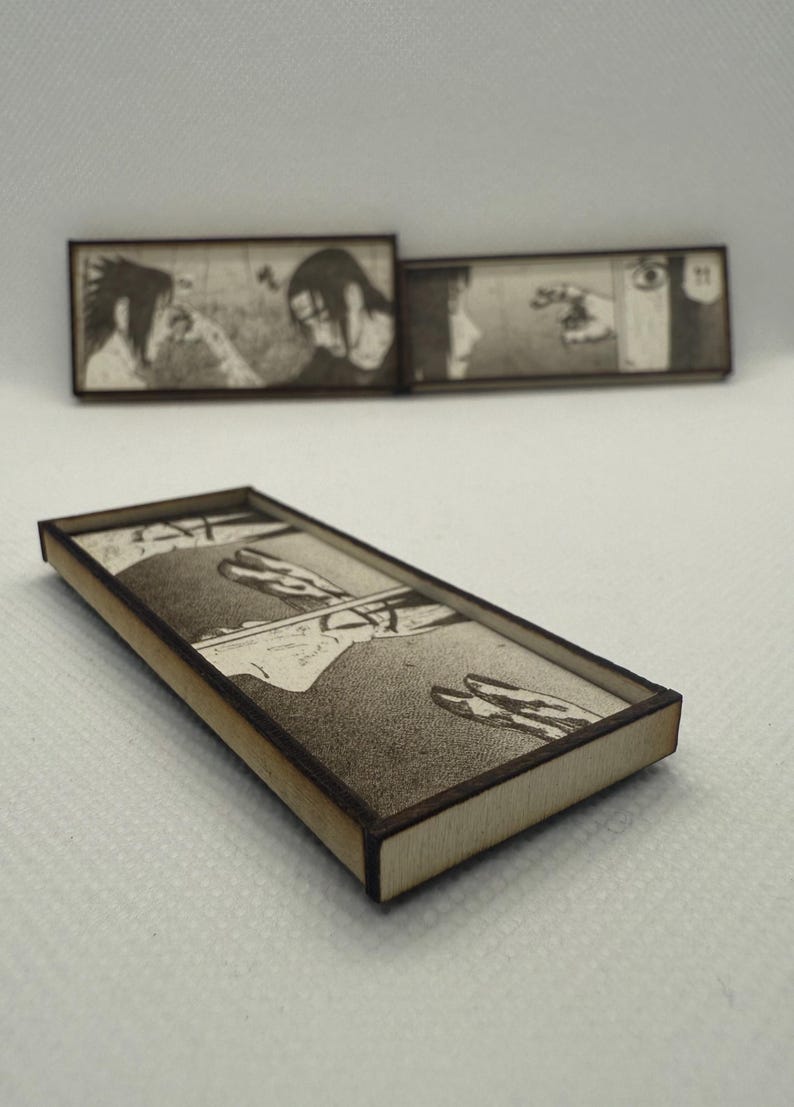 Peut inclure: Pi&egrave;ces d&eacute;coratives rectangulaires en bois avec des illustrations de manga. Les pi&egrave;ces ont un cadre en bois clair et une image d&eacute;taill&eacute;e en noir et blanc. L'image repr&eacute;sente des sc&egrave;nes d'une s&eacute;rie de mangas, avec des personnages en action.
