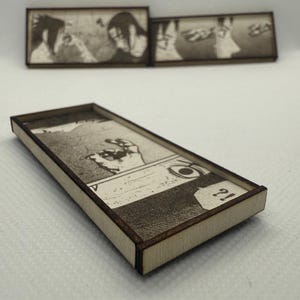 Peut inclure: Plateaux rectangulaires en bois avec des illustrations de style manga. Les plateaux pr&eacute;sentent des images en noir et blanc de personnages de style bande dessin&eacute;e. Le bois encadre les images, cr&eacute;ant un affichage unique.