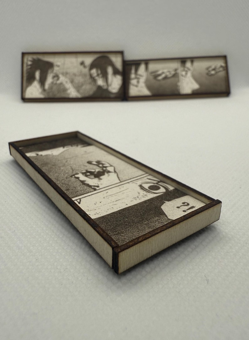 Peut inclure: Plateaux rectangulaires en bois avec des illustrations de style manga. Les plateaux pr&eacute;sentent des images en noir et blanc de personnages de style bande dessin&eacute;e. Le bois encadre les images, cr&eacute;ant un affichage unique.