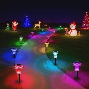 Könnte beinhalten: Eine nächtliche Außenszene mit einem Weg, der von bunten Solarleuchten beleuchtet wird. Weihnachtsdekorationen, darunter ein Weihnachtsmann, ein Schneemann und Weihnachtsbäume, sind beleuchtet. Die Lichter werfen einen lebendigen Schein auf den Rasen und den Weg.