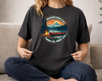 -shirt Week-end Canoe Club paddle, beaucoup moins de soucis | Conception de feu de camp de lac de montagne de camping
