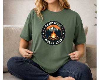 -shirt Campez plus de soucis moins | Camping Feu de camp Montagne Graphique