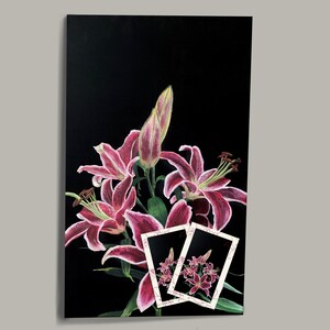 Puede incluir: Pintura floral de lirios rosas y blancos sobre fondo negro. La obra presenta detalles de los pétalos, capullos y hojas verdes. Dos imágenes enmarcadas más pequeñas de los lirios están en la esquina inferior derecha.
