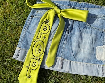 Cinturón con corbata bordado 'POP', estilo Y2K, atuendo de concierto, rediseñado, reciclado, ropa informal de negocios, ropa de trabajo