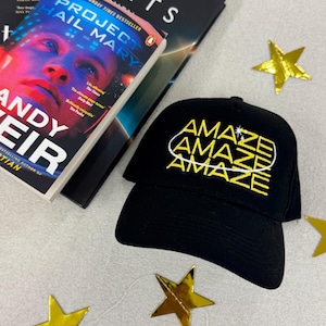 Puede incluir: Una taza de cerámica blanca con un asa negra y el texto "But First, Coffee" en negro, en negrita. La taza está sobre una superficie blanca.